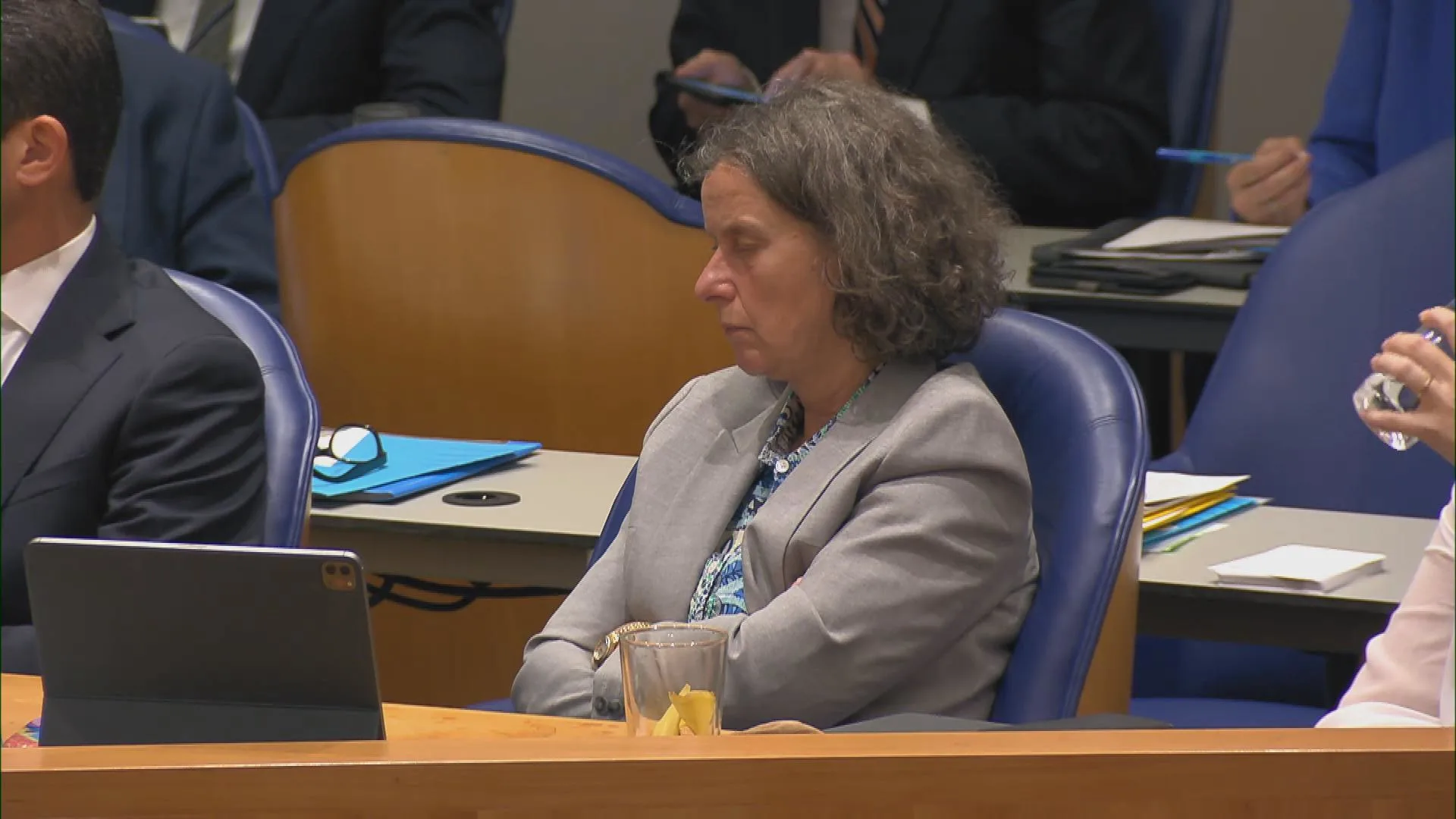 Oeps! Minister Faber dommelt weg tijdens eerste debat in Tweede Kamer