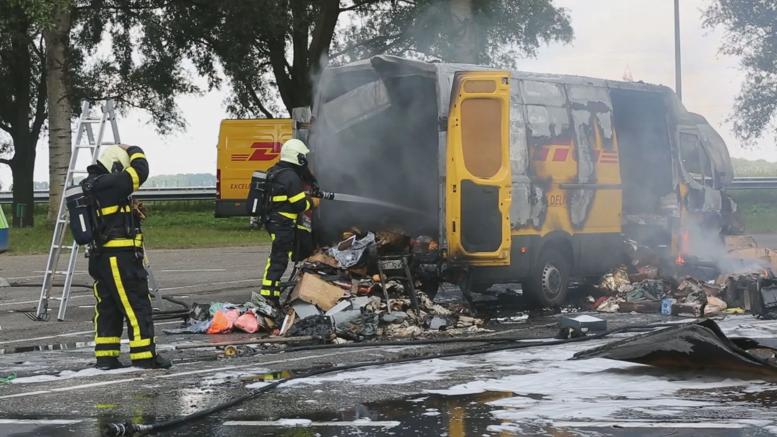 DHL-bus vol pakketjes uitgebrand langs de snelweg A17