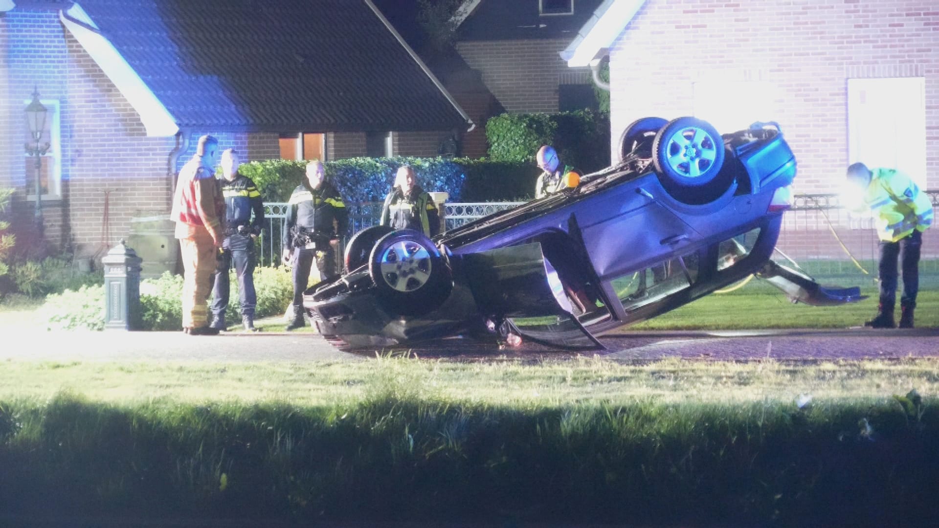 Auto te water in Drenthe, persoon zwaargewond naar het ziekenhuis