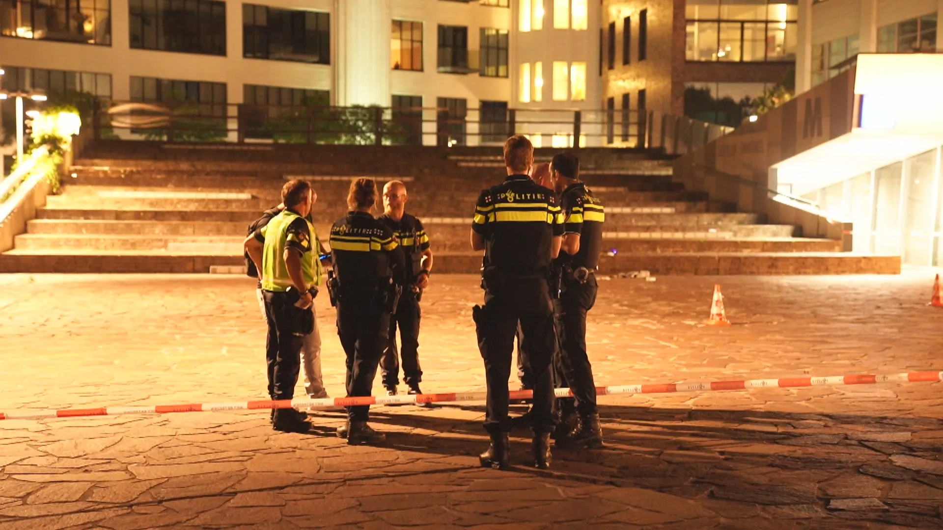 Man in onderbeen geschoten door politie na zwaaien met groot mes