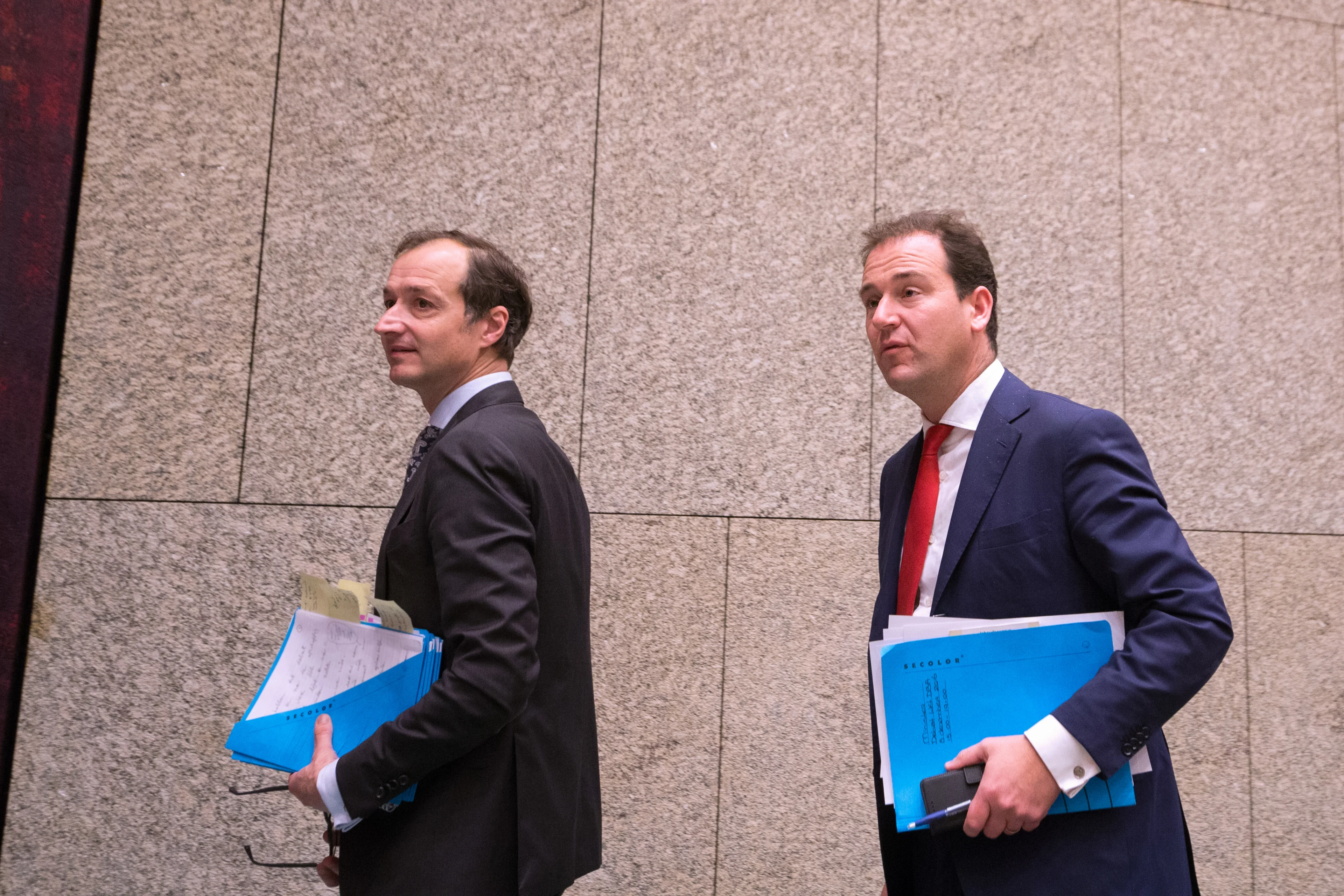 Wiebes en Asscher erkennen fouten in toeslagenaffaire: 'Het is op een kolossale manier misgegaan'