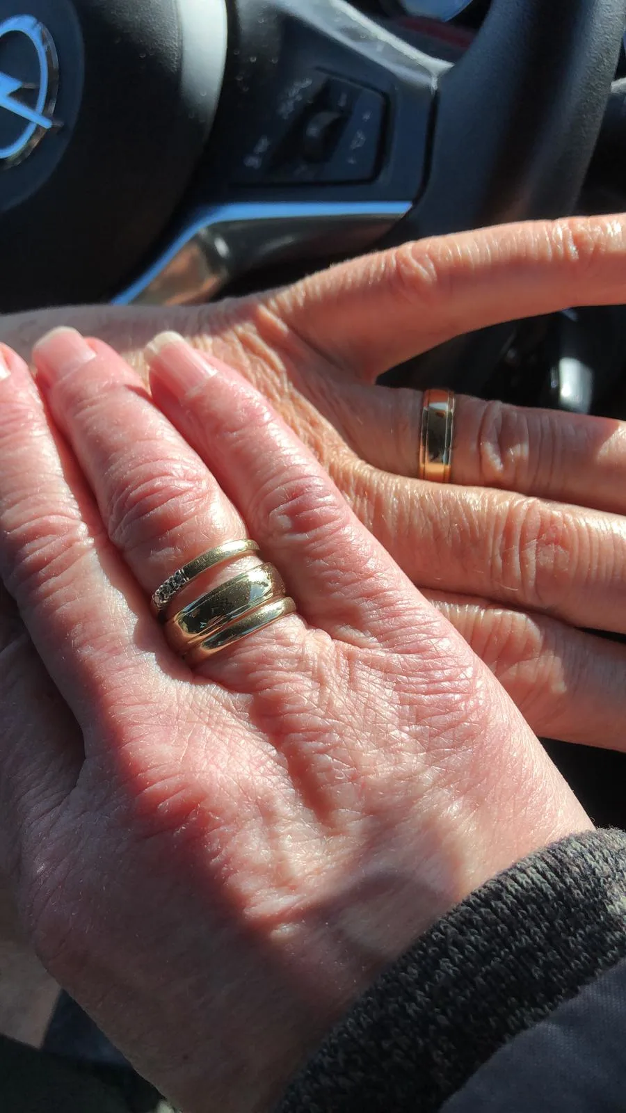 Echtpaar komt man met metaaldetector tegen en vindt na jaren trouwring terug