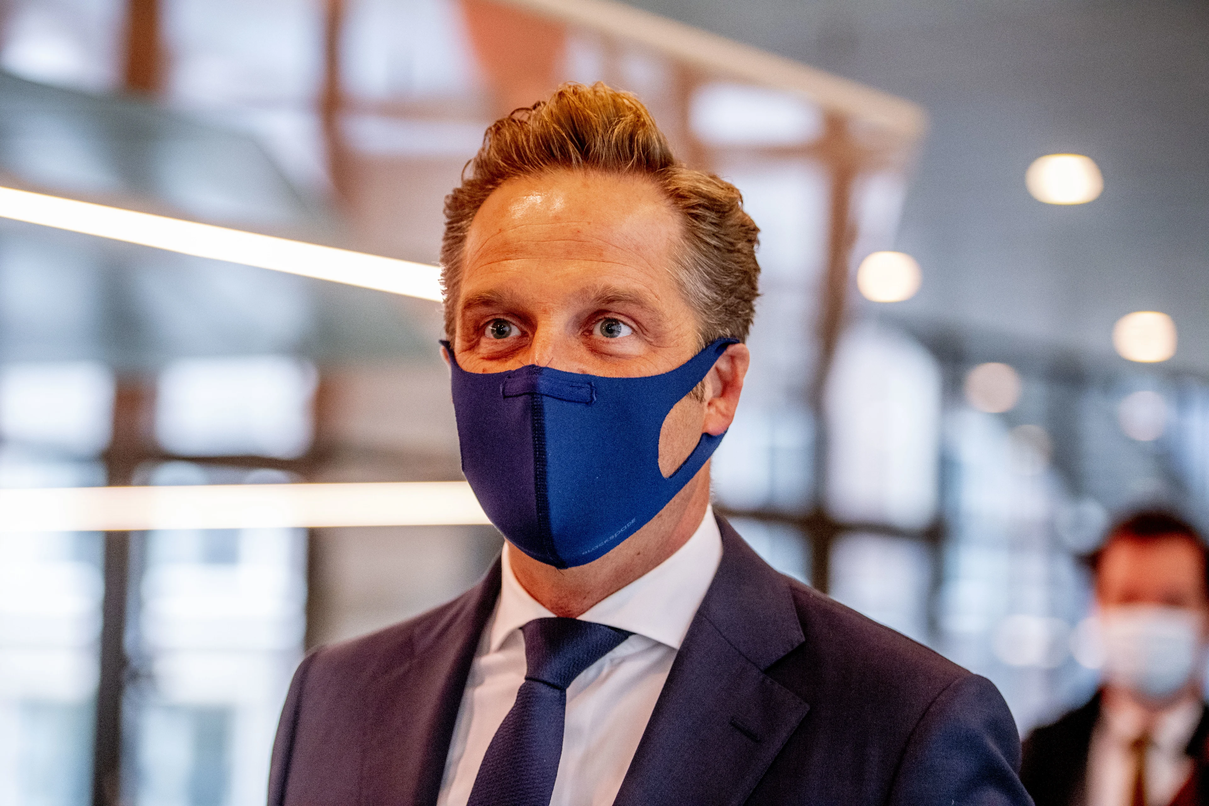 Nederlanders blij met strengere coronamaatregelen, meeste steun voor mondkapjesplicht