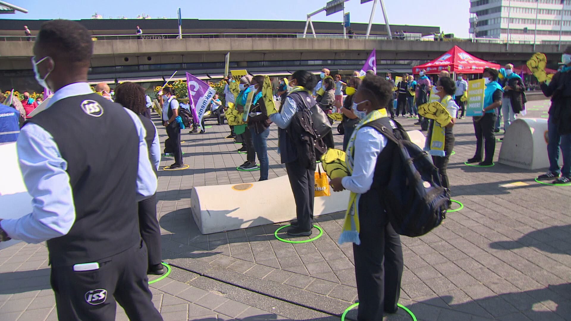 Schoonmakers Schiphol vrezen voor baan en komen in actie: 'Minder reizigers, maar de vierkante meters blijven hetzelfde'