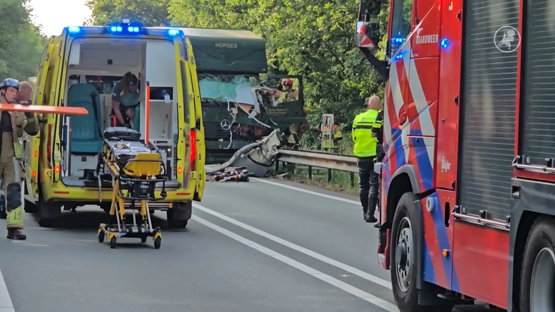 Twee gewonden en enorme ravage na aanrijding paardentrailer en caravan N36