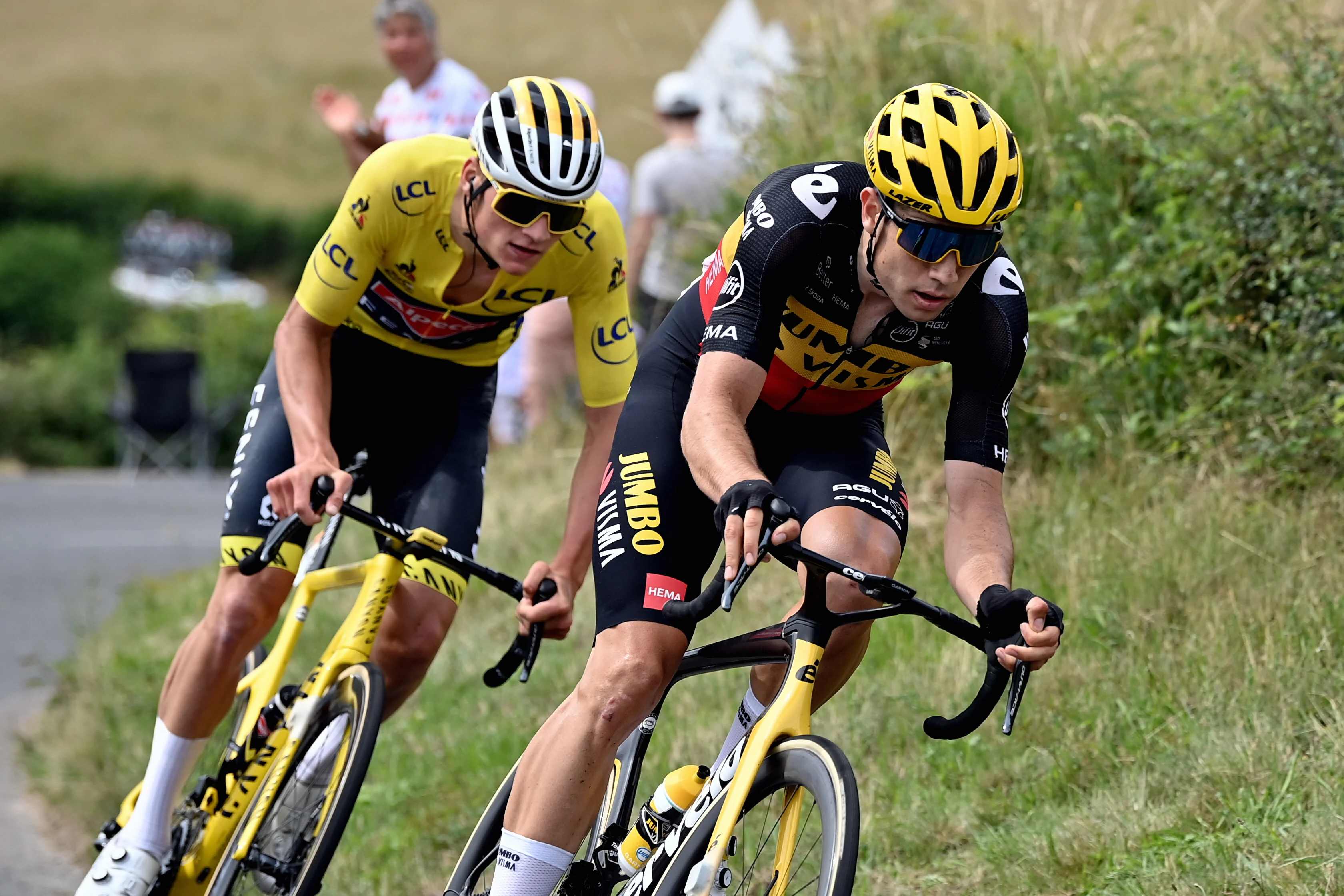 Van der Poel valt aan en verdedigt wederom succesvol zijn gele trui