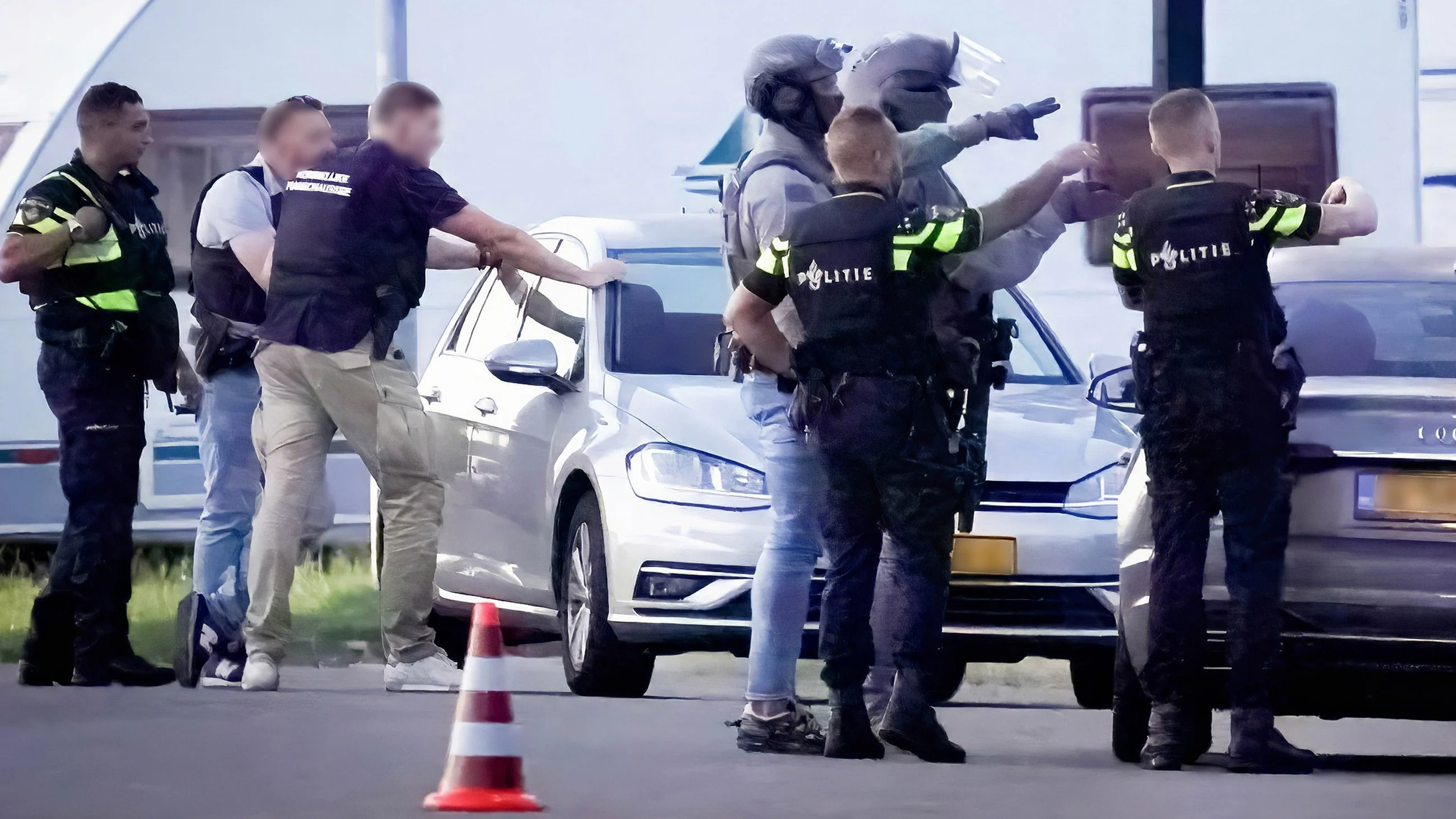 Dubbel schietdrama in Winschoten: twee gewonden, klopjacht op schutter(s)