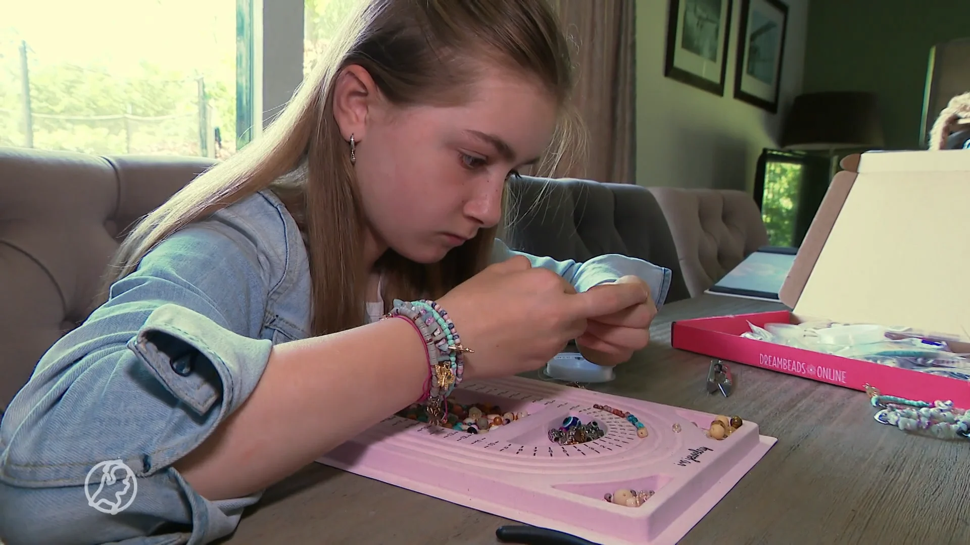 Julia (10) maakt armbandjes voor overleden hartsvriendin: 'Ik mis haar vrolijkheid'