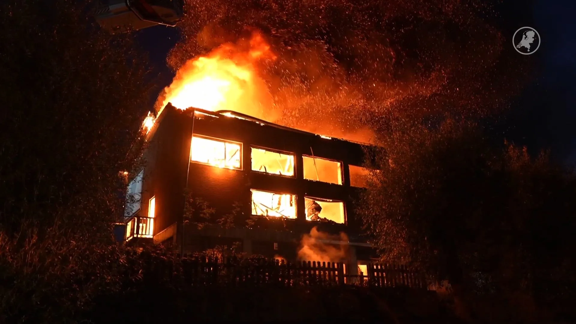 Oude zeilmakerij in Middelharnis brandt volledig uit