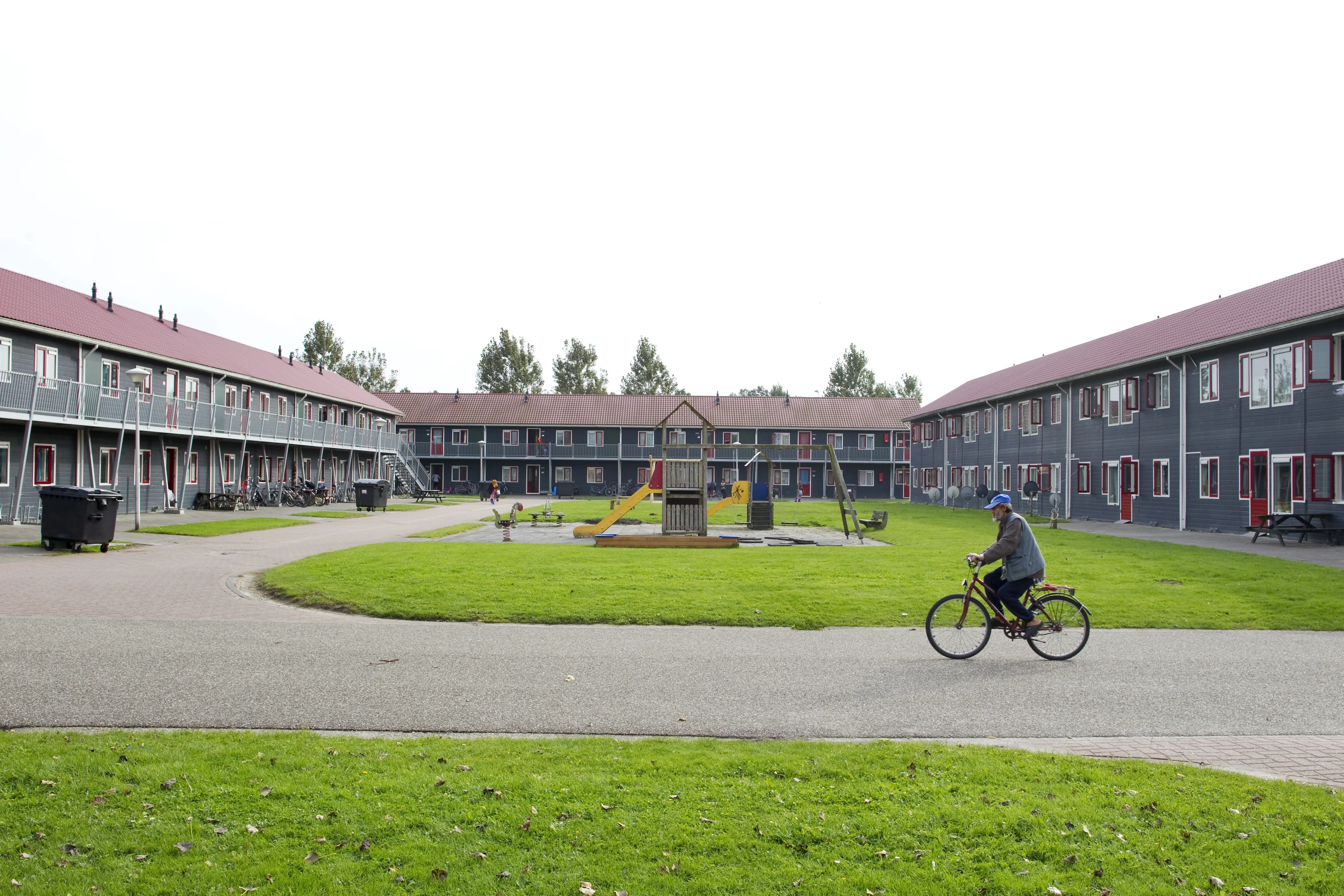 Asielzoekers vrezen corona om te kleine woningen, stappen naar rechter