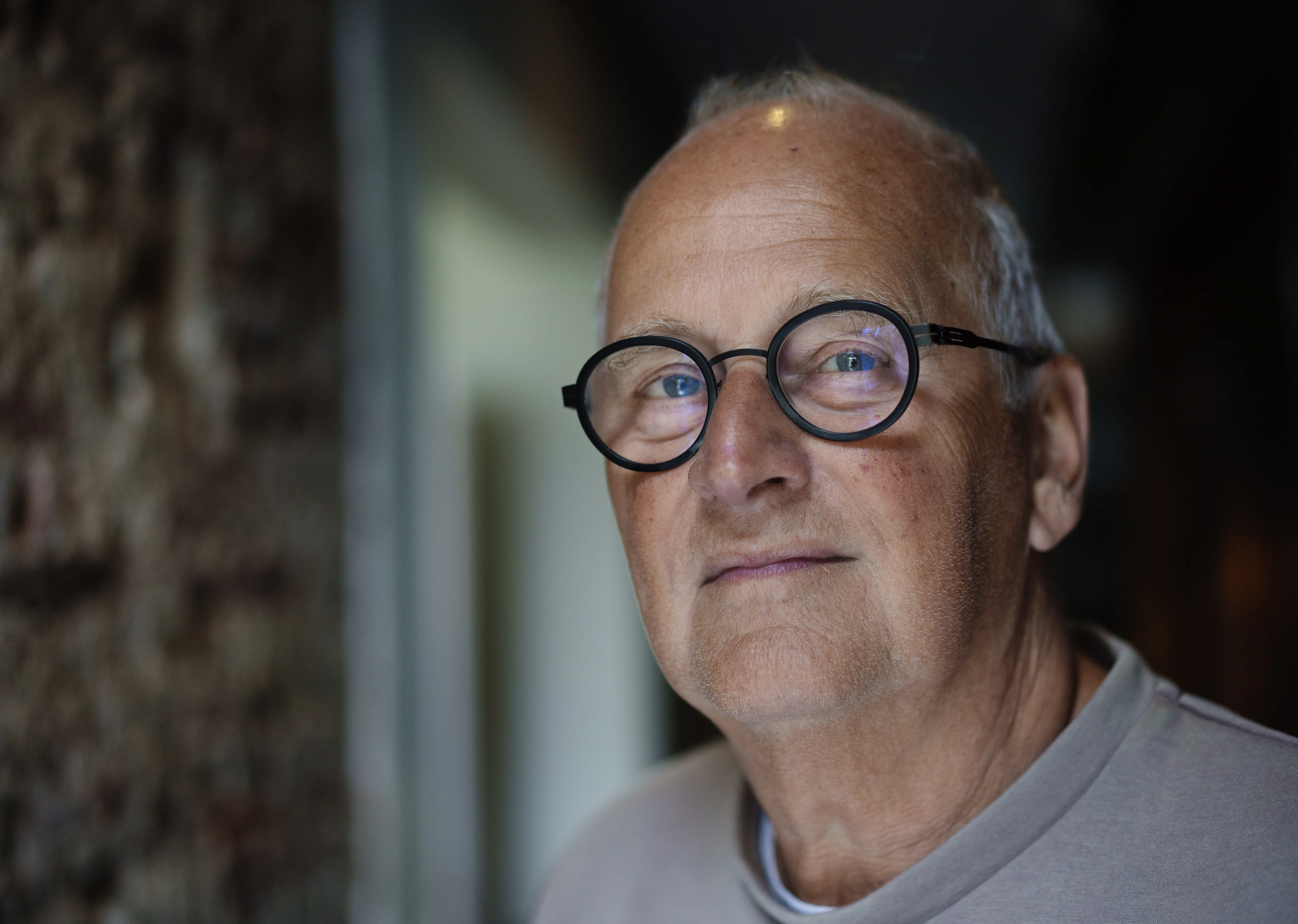 Schrijver Herman Koch (70) is ongeneeslijk ziek: 'Het zit overal'