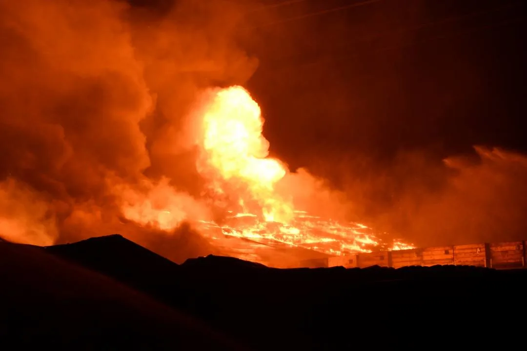 Brand verwoest twee schuren bij fruitbedrijf in Kapelle