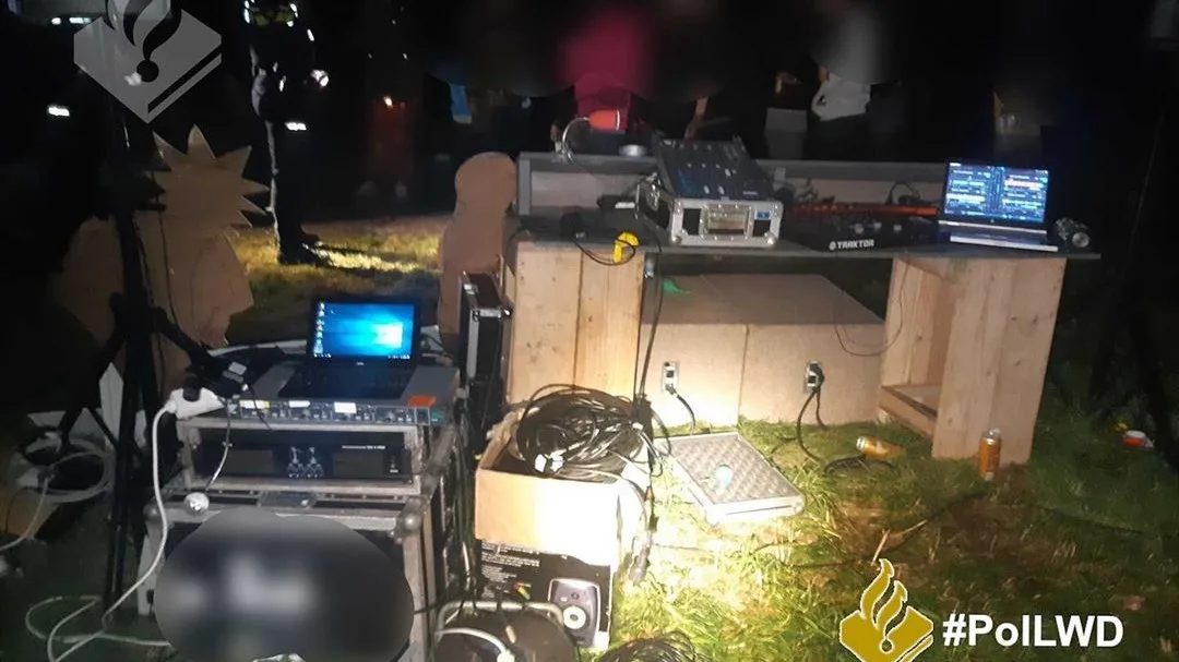 Illegaal feest met honderd mensen afgebroken in Leeuwarden