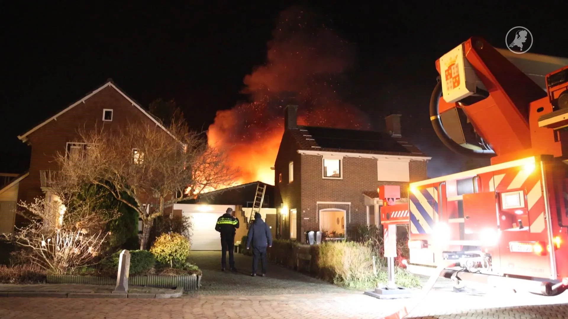 Zeer grote brand in loods met auto's in Franeker