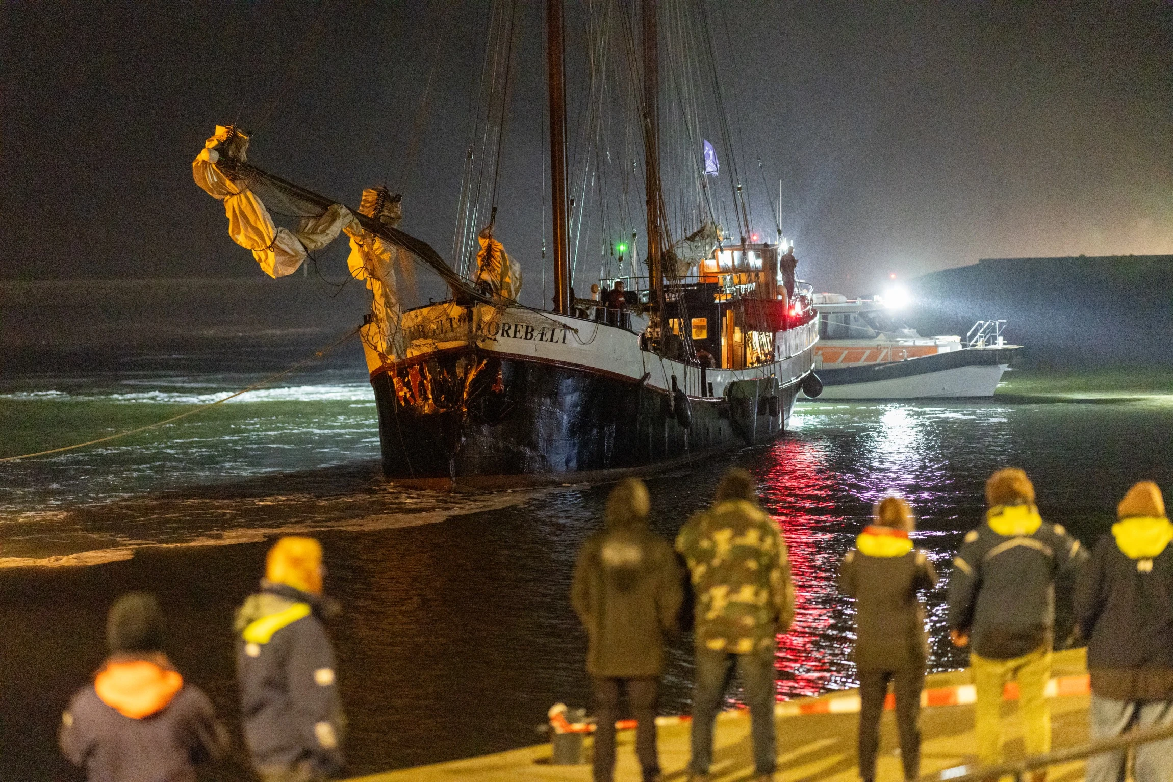 Kinderen gewond bij aanvaring zeilboot en vrachtschip bij Harlingen