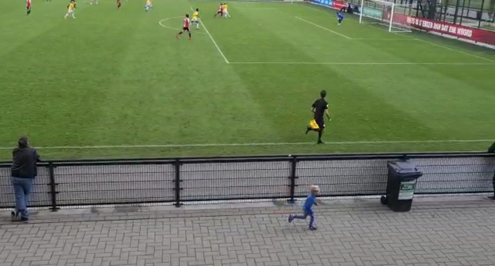 Aiden (5) helpt grensrechter tijdens Feyenoord-NAC op hilarische wijze en gaat viral