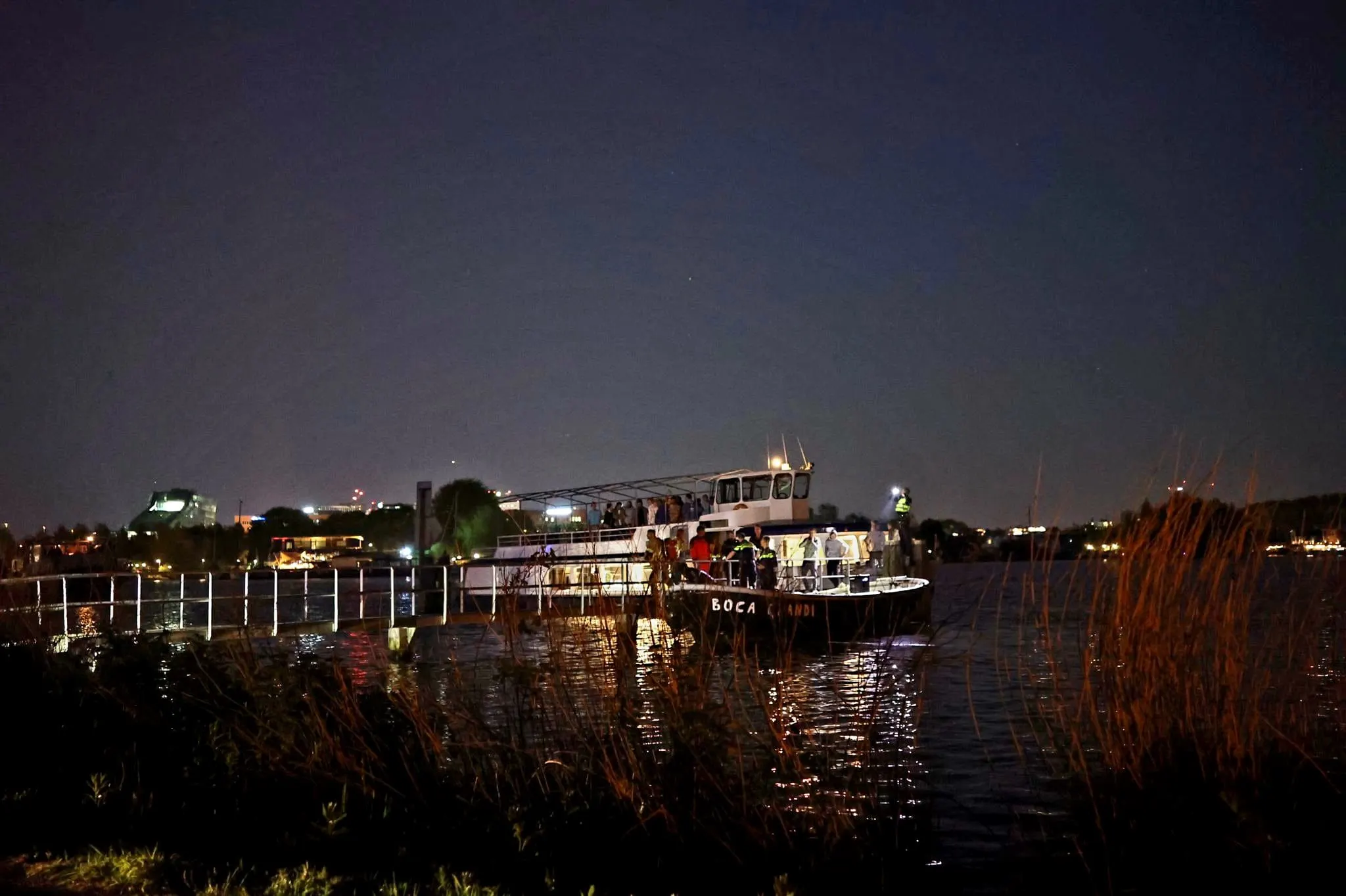 Groep valt in water in Amsterdam, drie mensen naar ziekenhuis