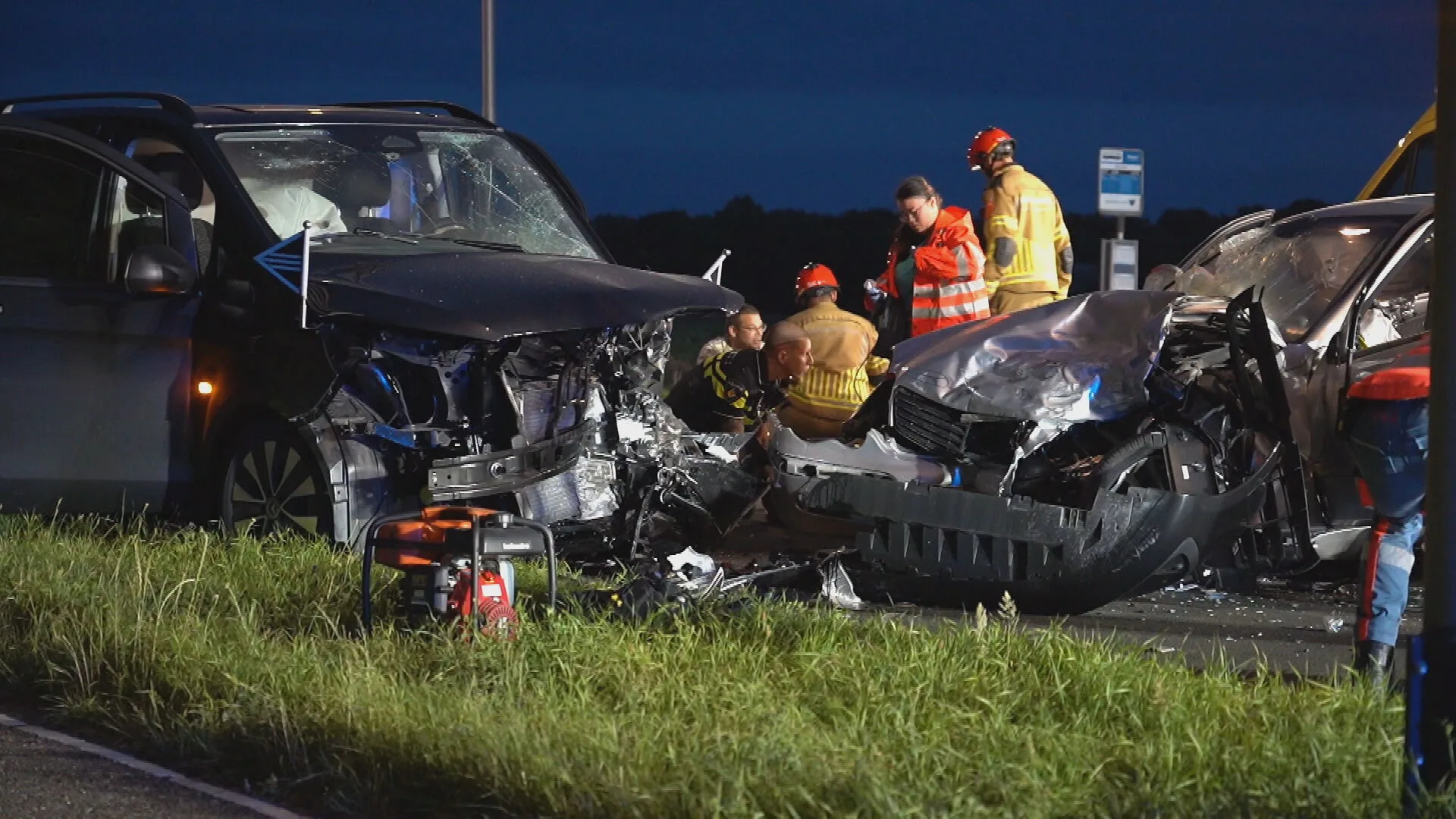 Man (44) overlijdt bij frontale botsing met rouwwagen in Oosteind