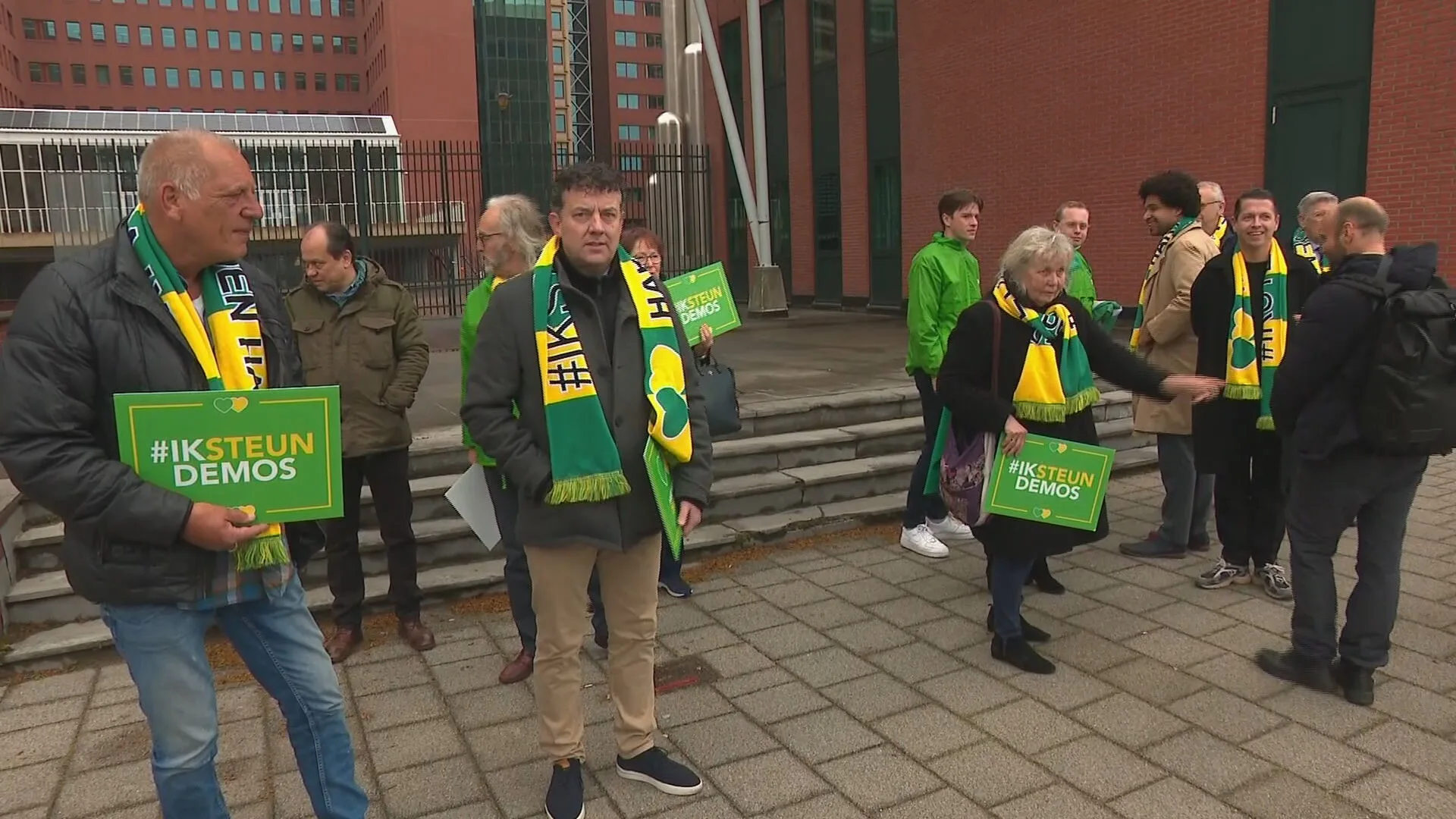 Sympathisanten bij rechtbank Rotterdam voor uitspraak zaak-De Mos: 'Vertrouwen in goede afloop'