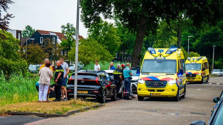 Kind met spoed naar het ziekenhuis na val in sloot in Alphen aan den Rijn