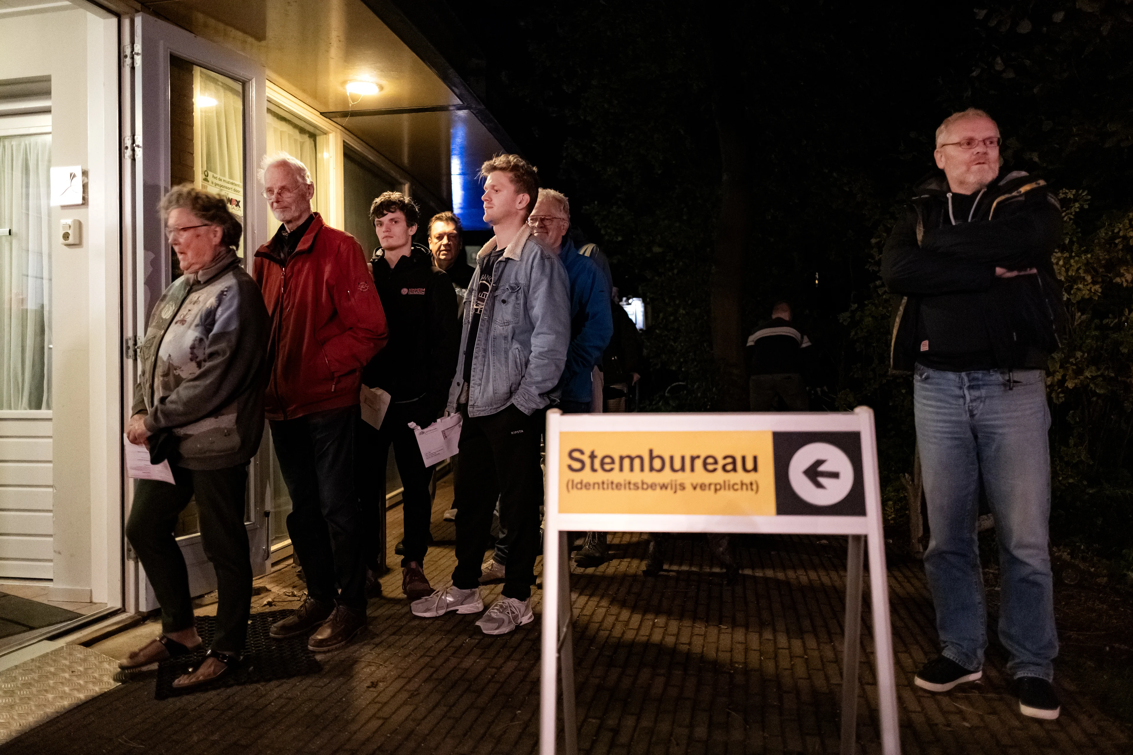 Eerste stemmen voor Tweede Kamerverkiezingen uitgebracht