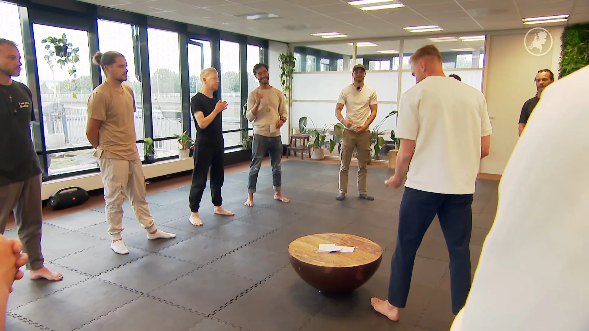 Mannen praten in de groep van Oscar en Hylke over gevoelens