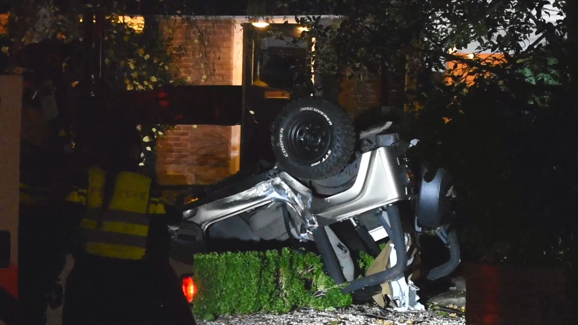Jeep landt op zijn kop in voortuin na bizar ongeluk in Rotterdam