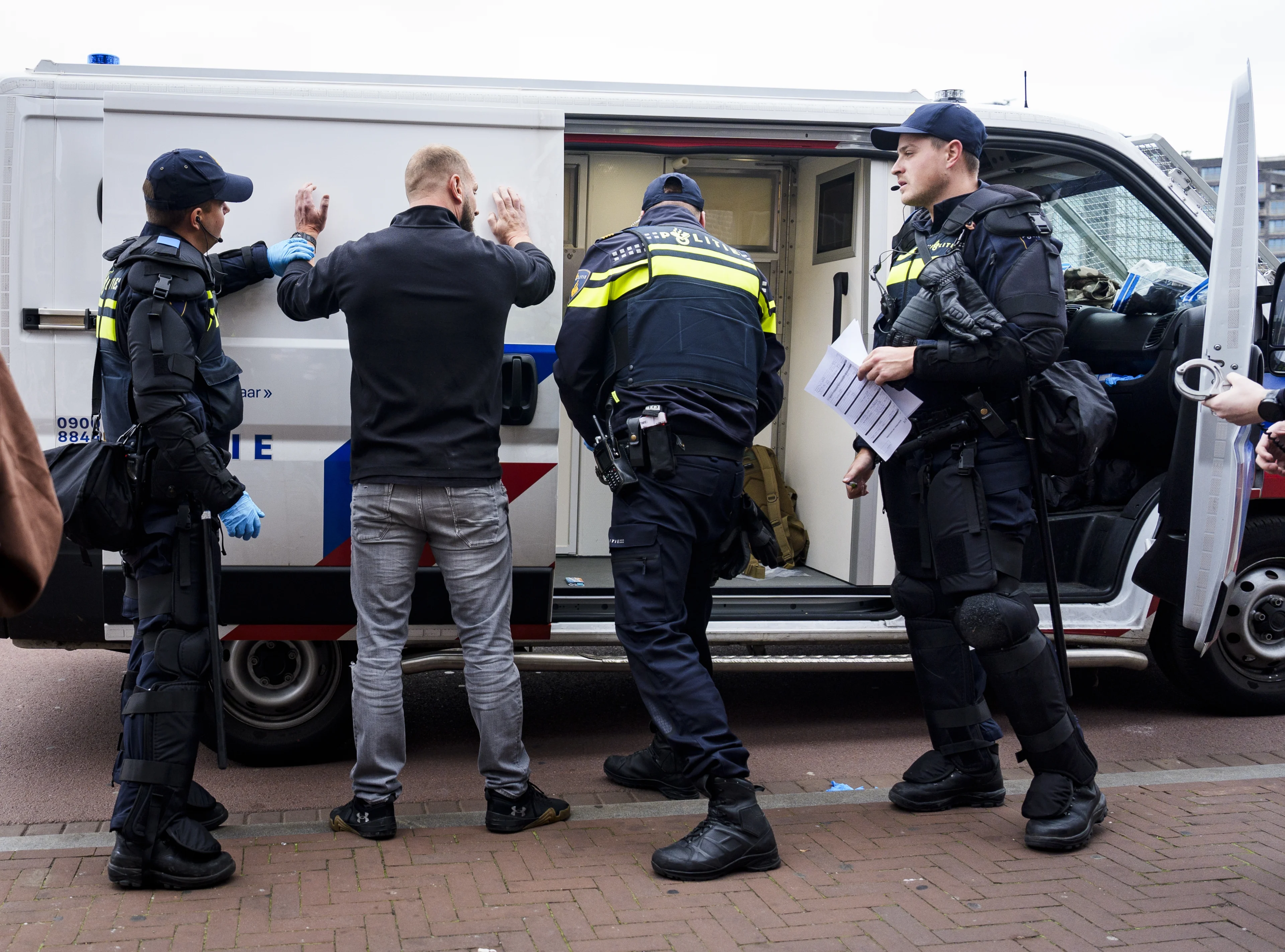 Meerdere aanhoudingen in Amsterdam voor start anti-immigratieprotest