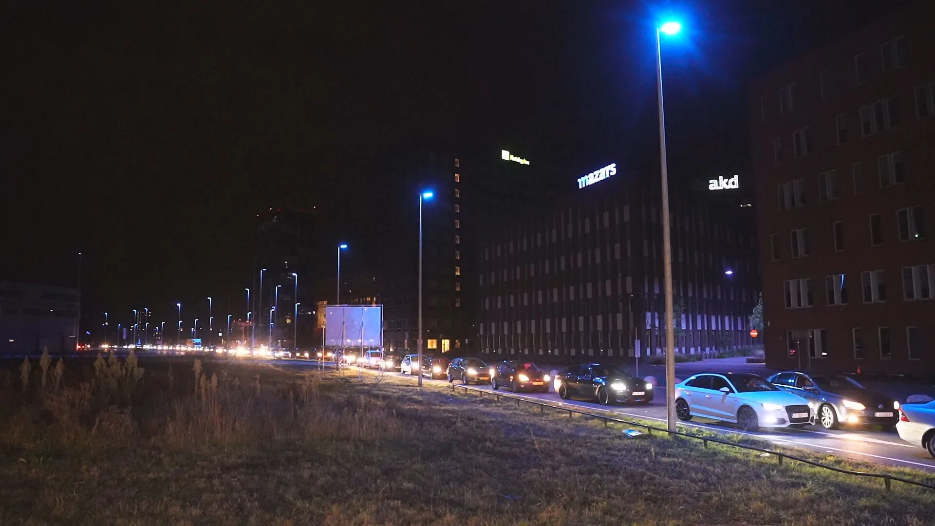 Gekkenhuis bij Eindhovens tankstation: benzine voor 1,45 per liter