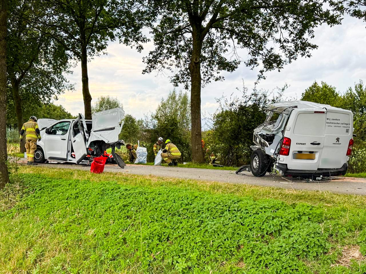 Bestelbus dwars doormidden bij ongeval in Angerlo