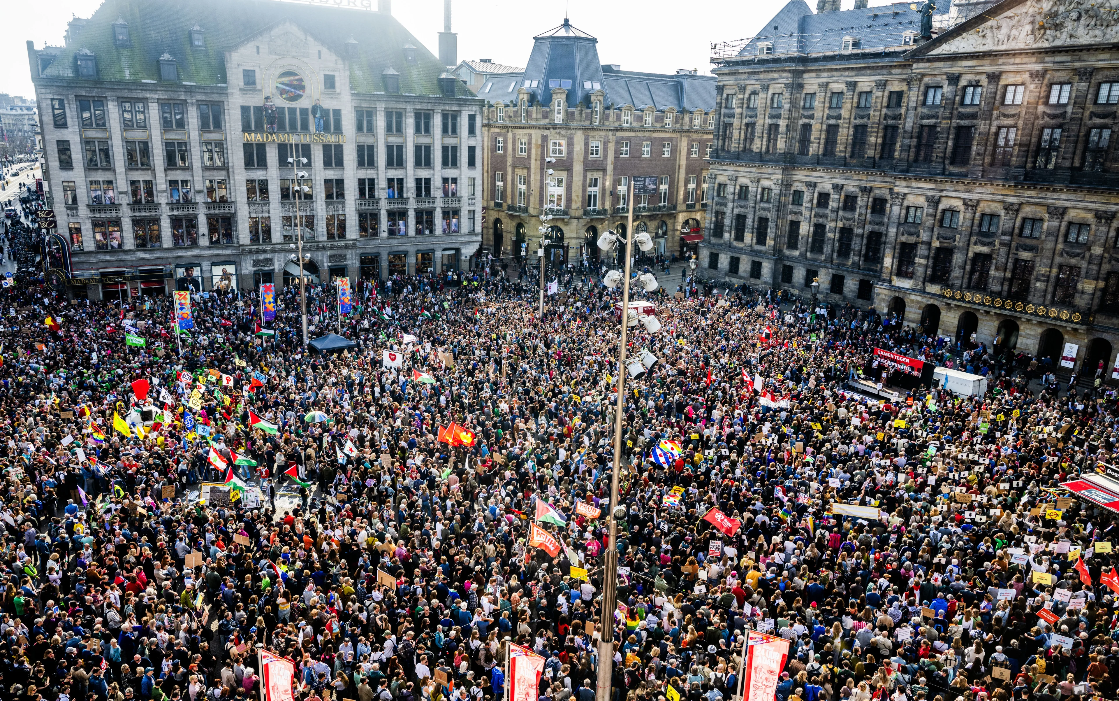 Enorme opkomst bij antiracismedemonstratie op de Dam