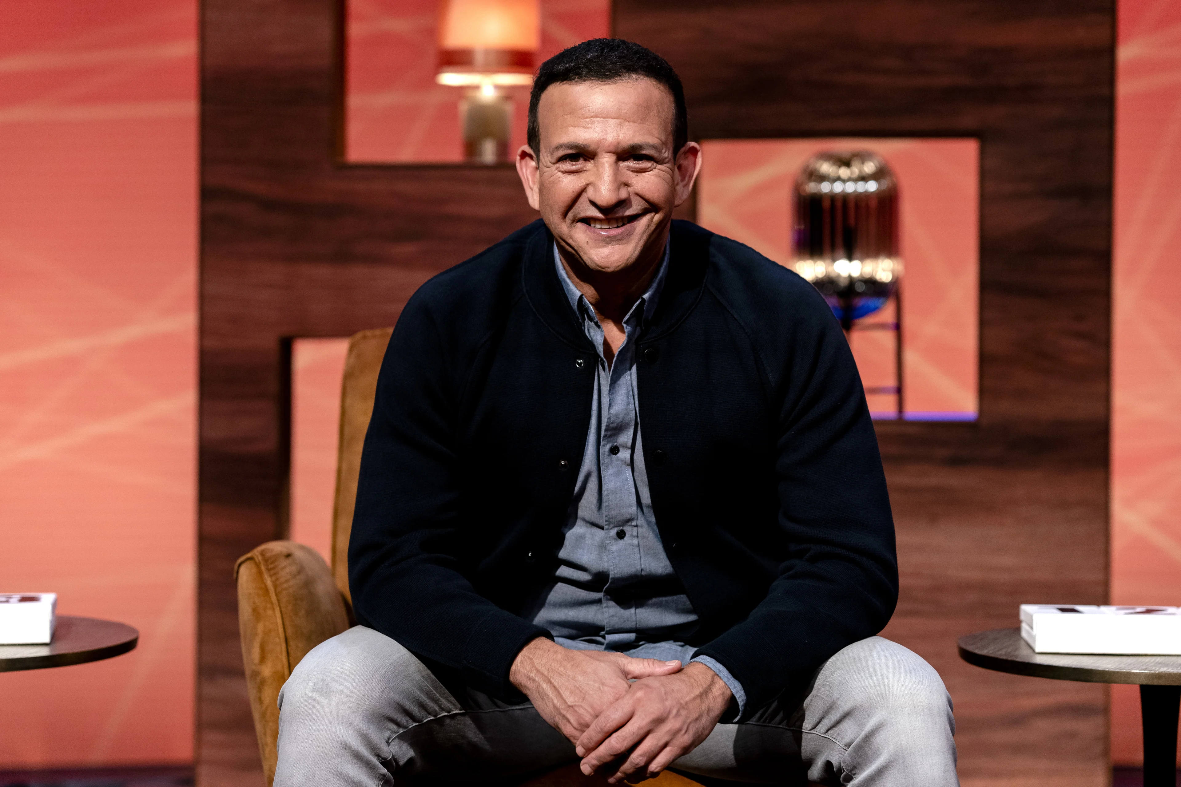 Cabaretier Najib Amhali verzorgt oudejaarsconference bij SBS6