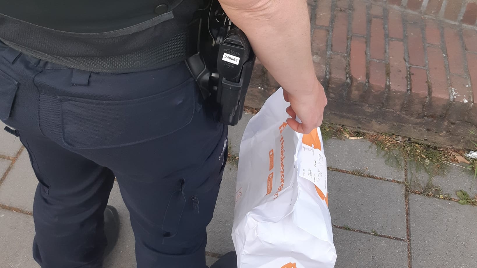 Zaandammers krijgen eten thuisbezorgd door politie na ongeluk bezorger