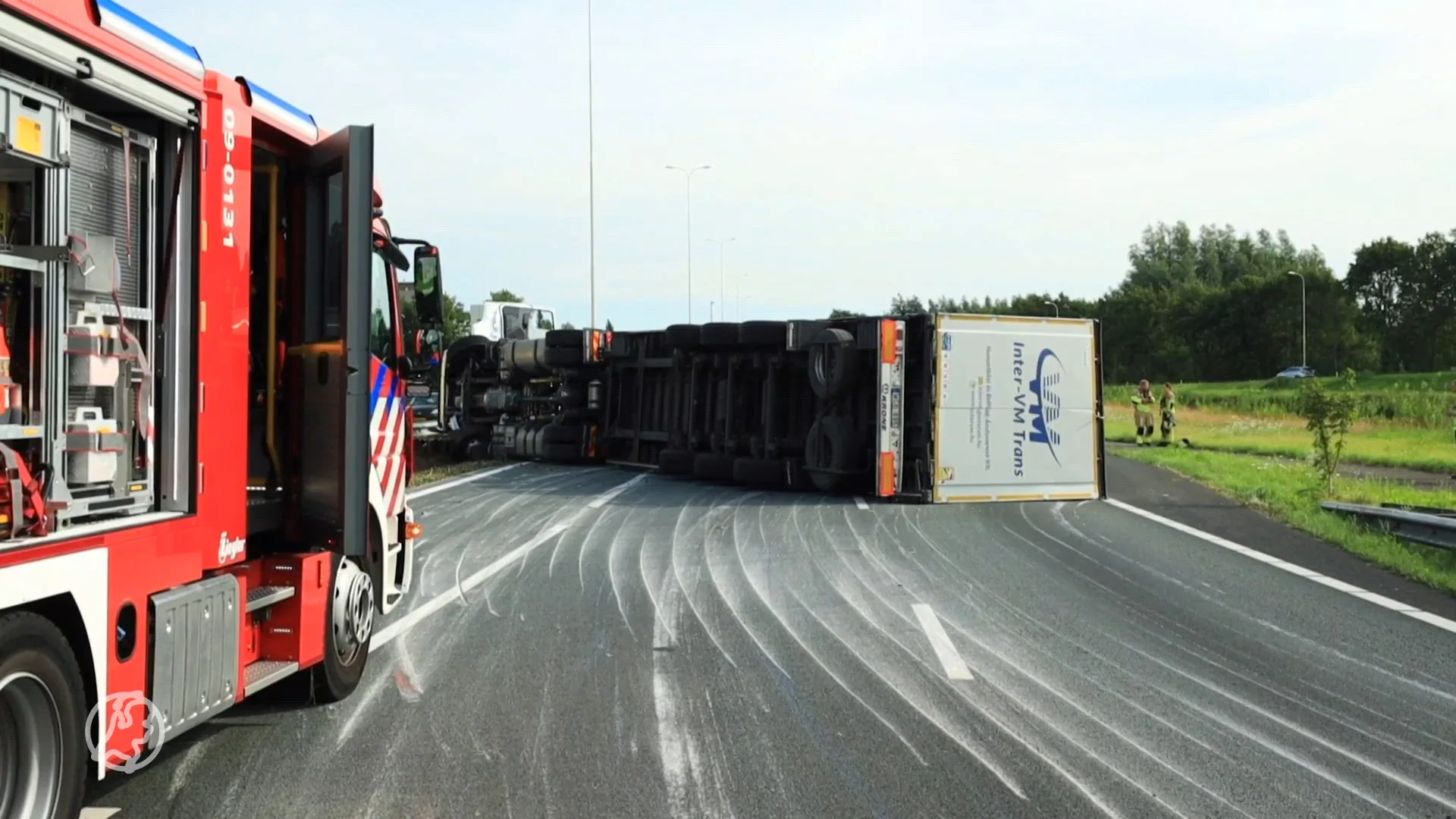 A28 bij Leusden dicht door gekantelde vrachtwagen