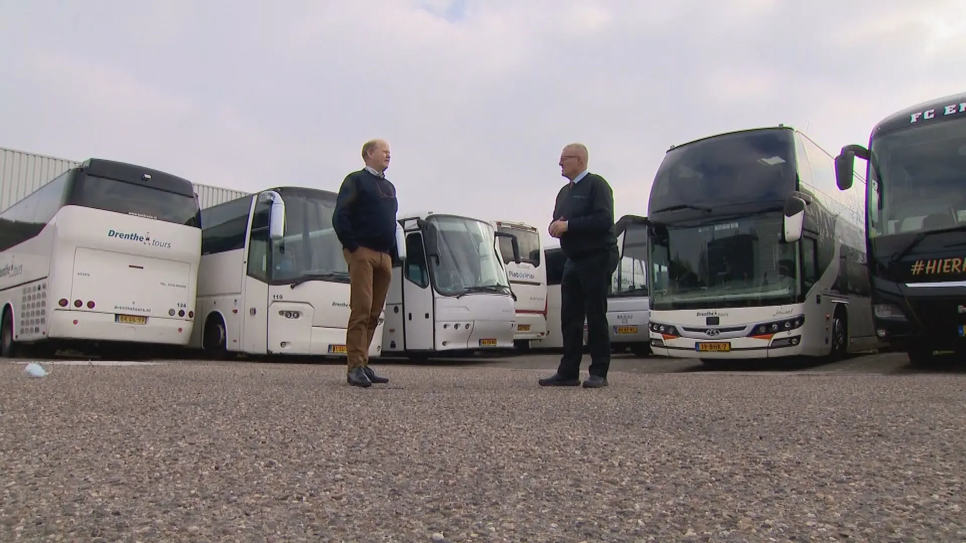 Touringcarbedrijven snakken naar versoepelingen: 'Straks is iedereen met vakantie'