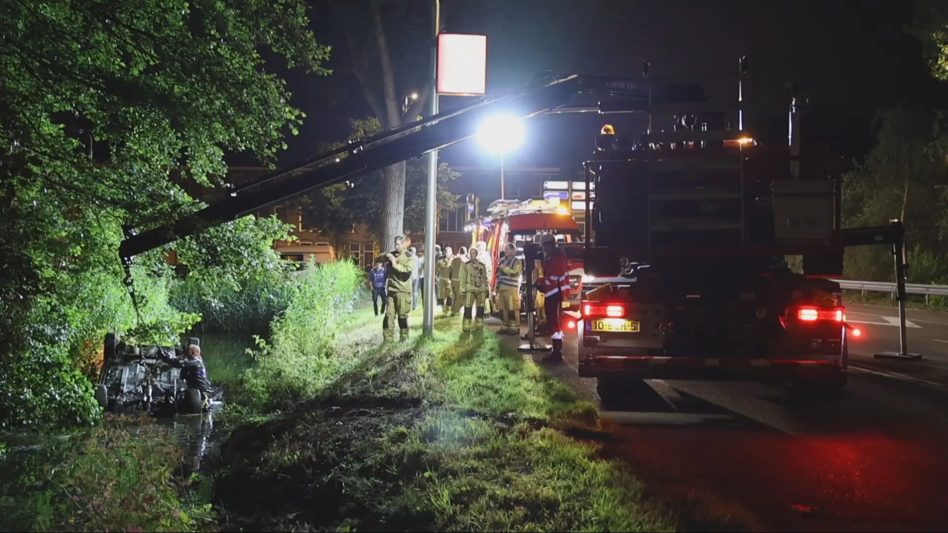 Automobilist vlucht na 'redding' uit te water geraakte auto