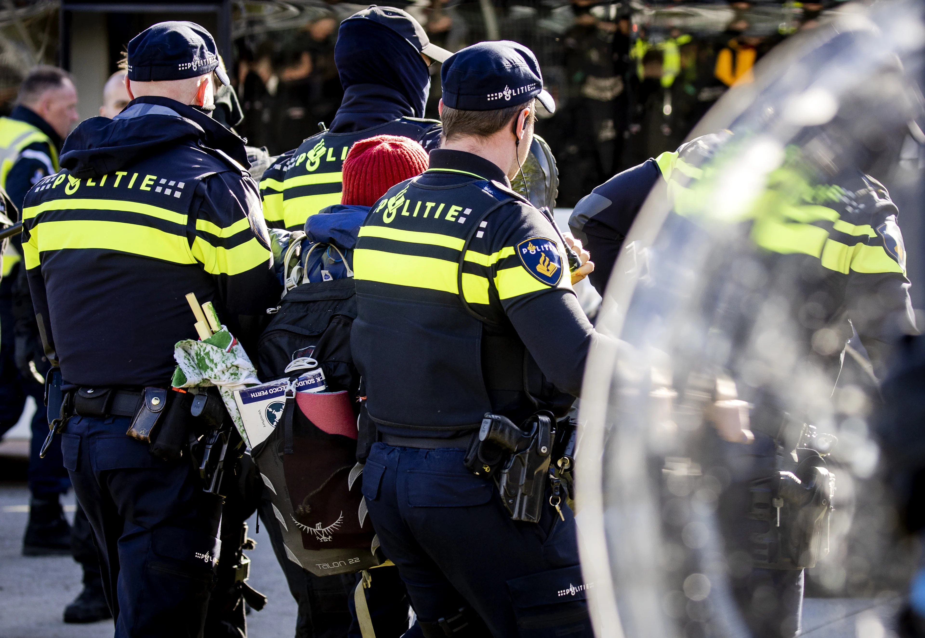 Op één na alle aangehouden klimaatdemonstranten Eindhoven Airport weer vrij