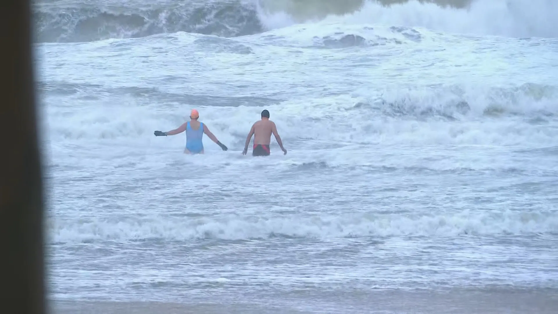 Waaghalzen zwemmen in zee ondanks storm Corrie: 'Krachten van de natuur zijn fantastisch'