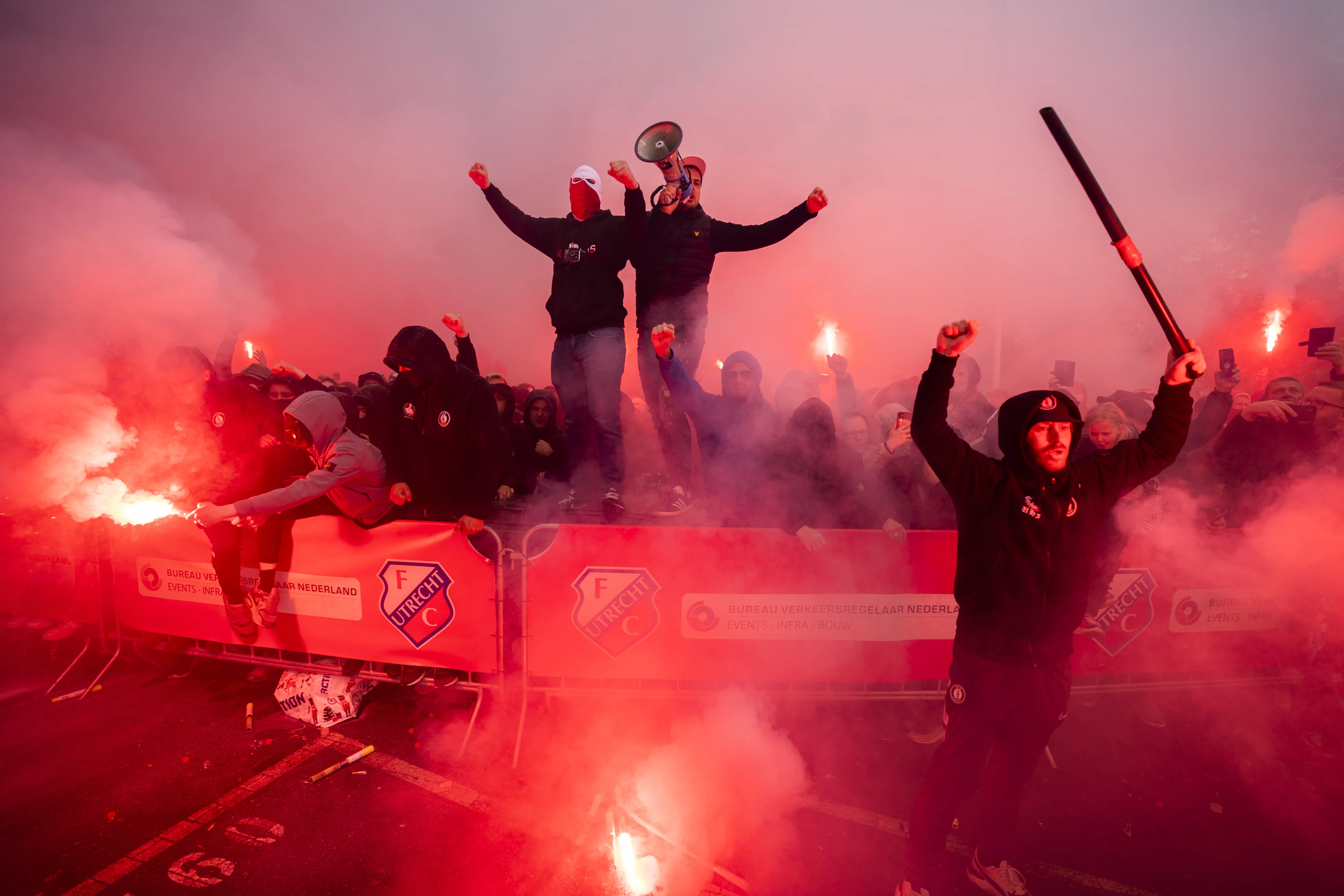 Honderden supporters zwaaien spelersbus FC Utrecht uit op weg naar 'plek in Europa'