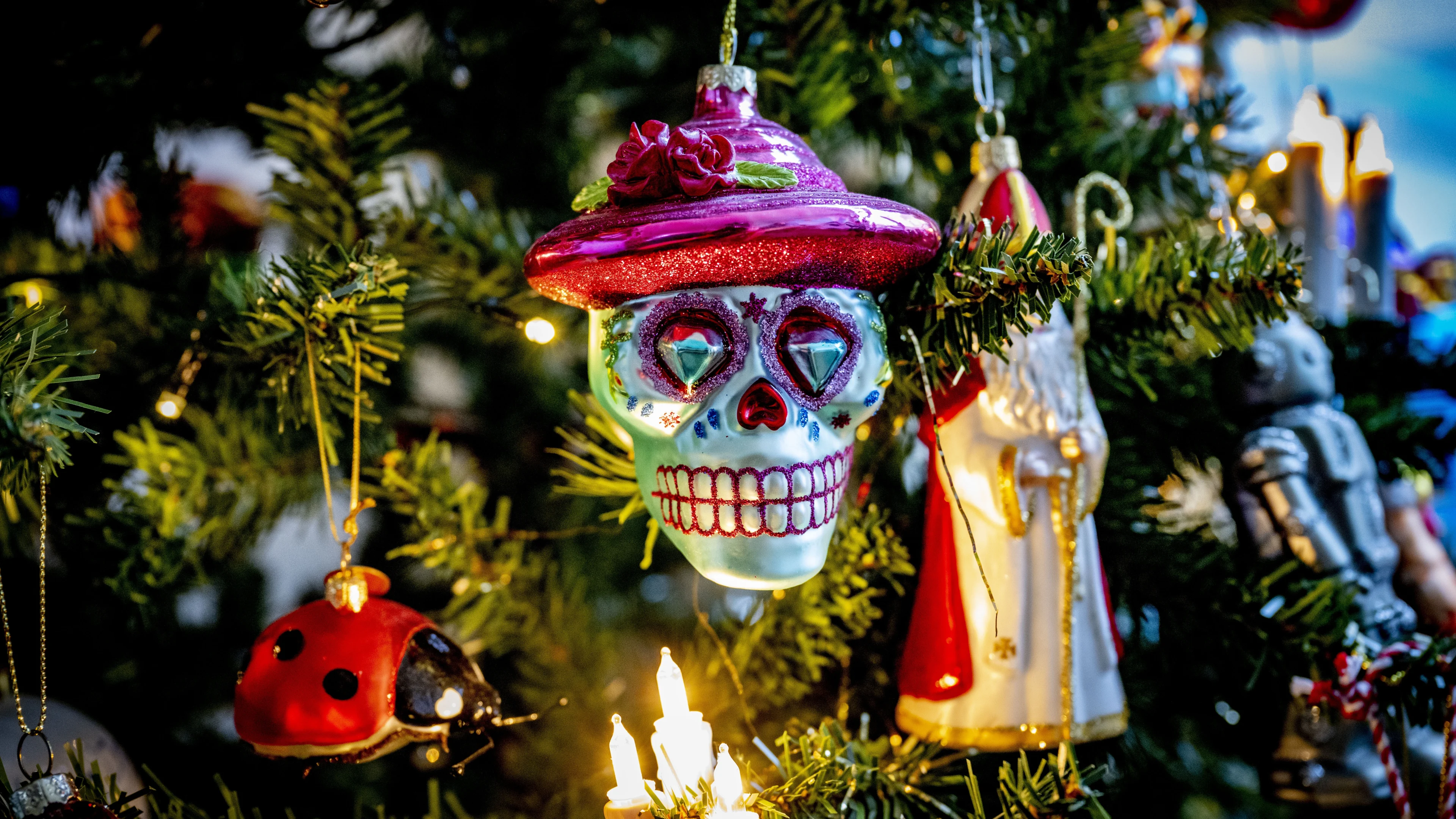 Roze kerstbomen en erotische adventskalenders: dit zijn de kersttrends van 2022