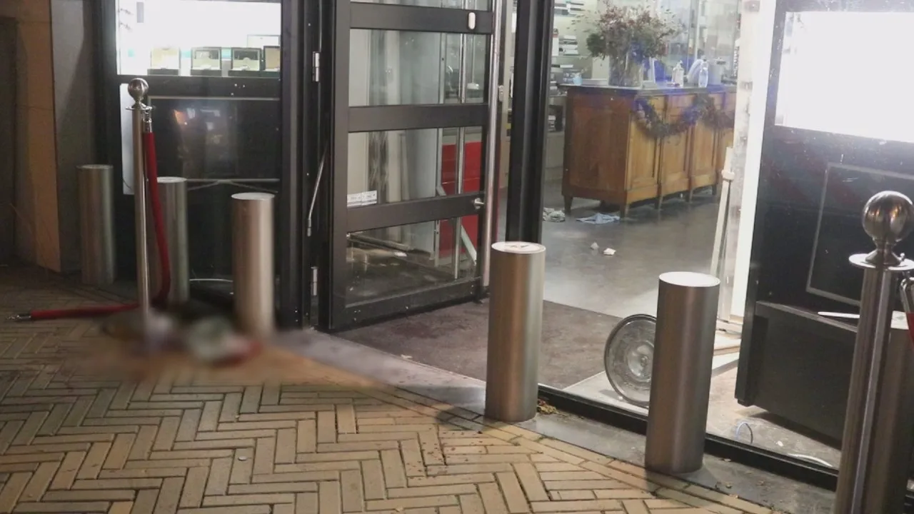 VIDEO: Juwelier in Katwijk voor ogen van voorbijgangers door overvallers bewerkt met hamer