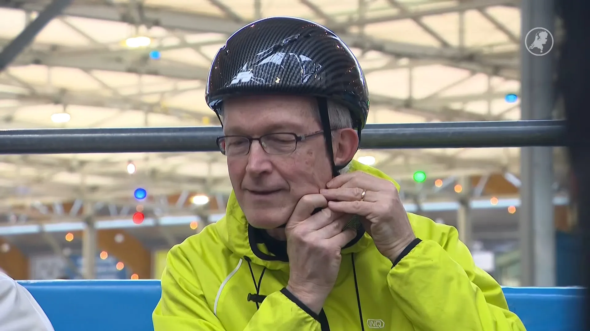 Steeds meer ijshallen adviseren helm tijdens schaatsen