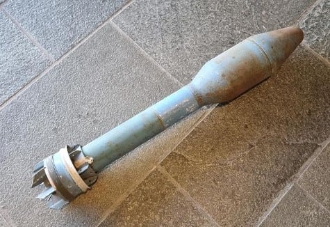 Persoon wandelt met mortiergranaat politiebureau Uithoorn binnen