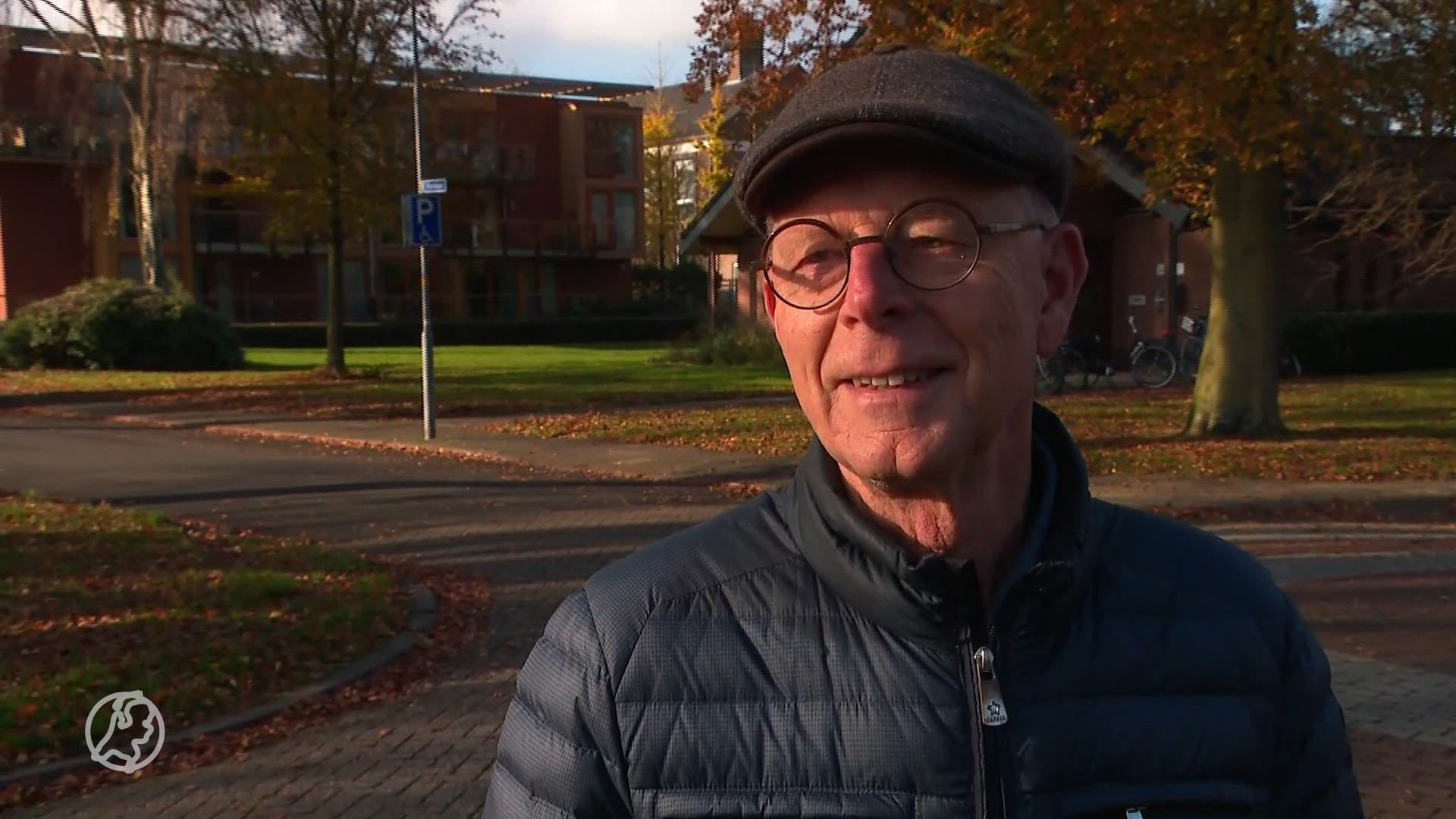 Liniaal, schuurpapier en enveloppen: wie stuurt die rare pakketjes?