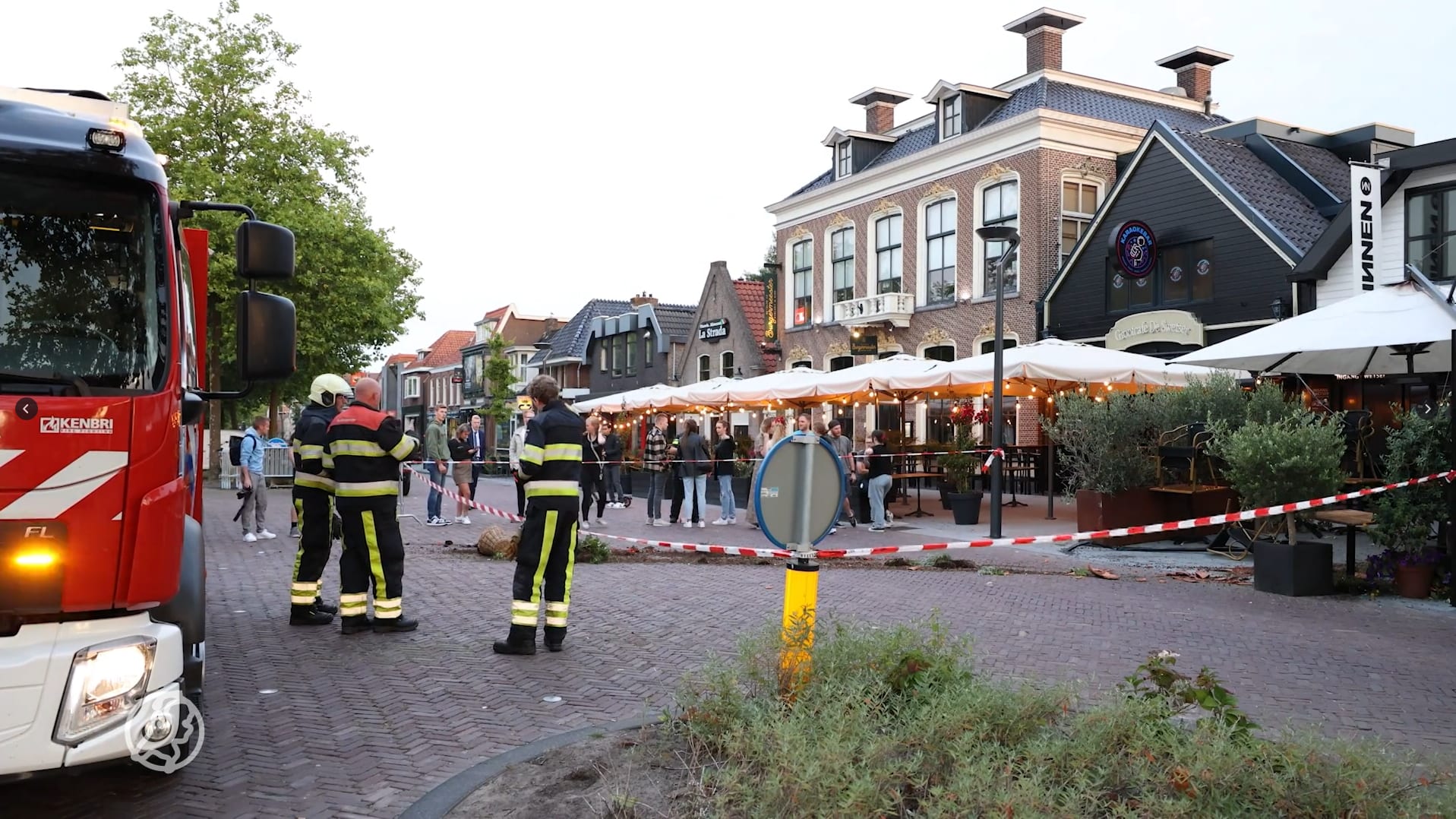 Auto rijdt in op terras Drachten en richt ravage aan: drie personen aangehouden