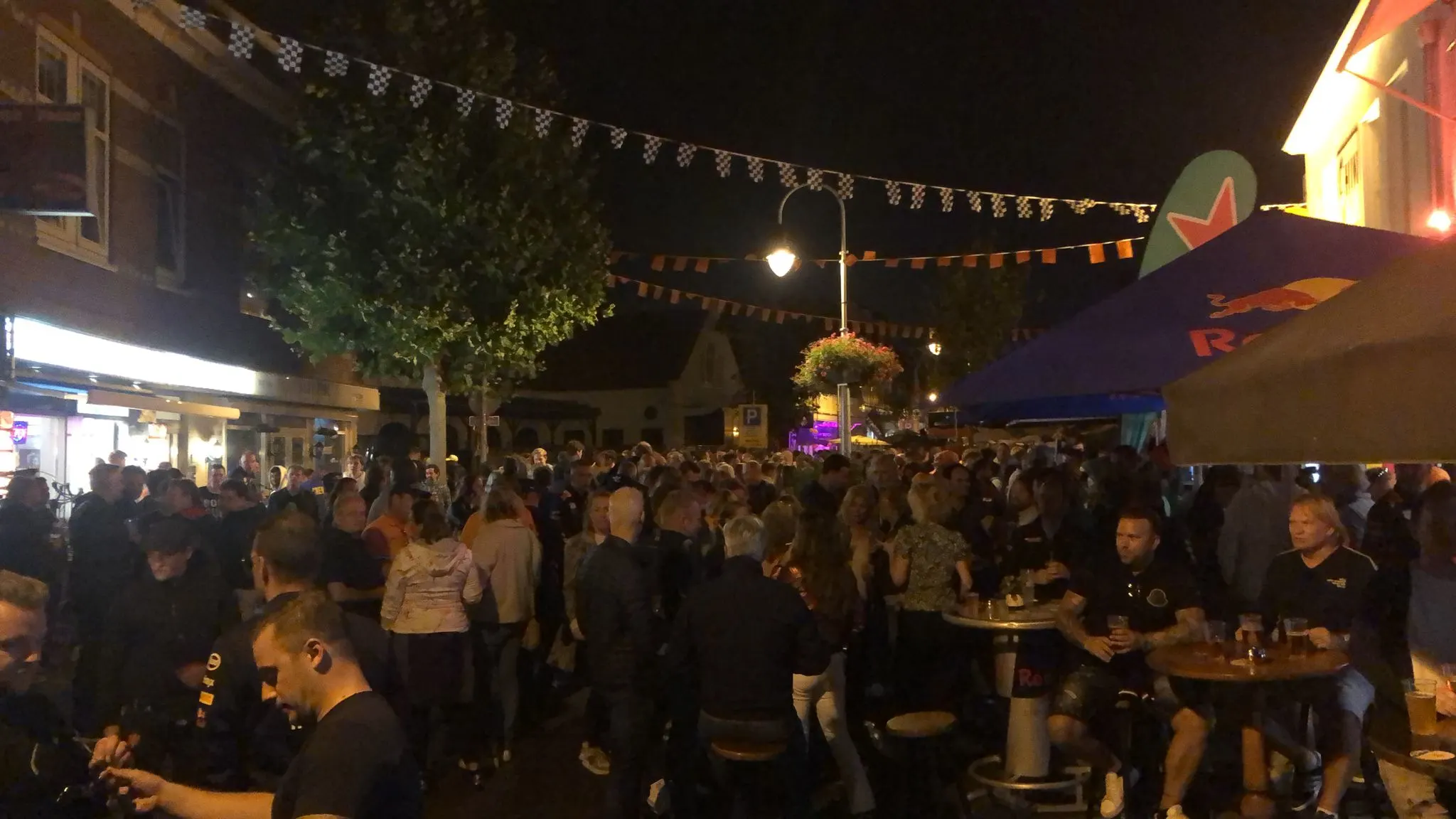Nog steeds druk in Zandvoort: muziek en juichende mensen op straat