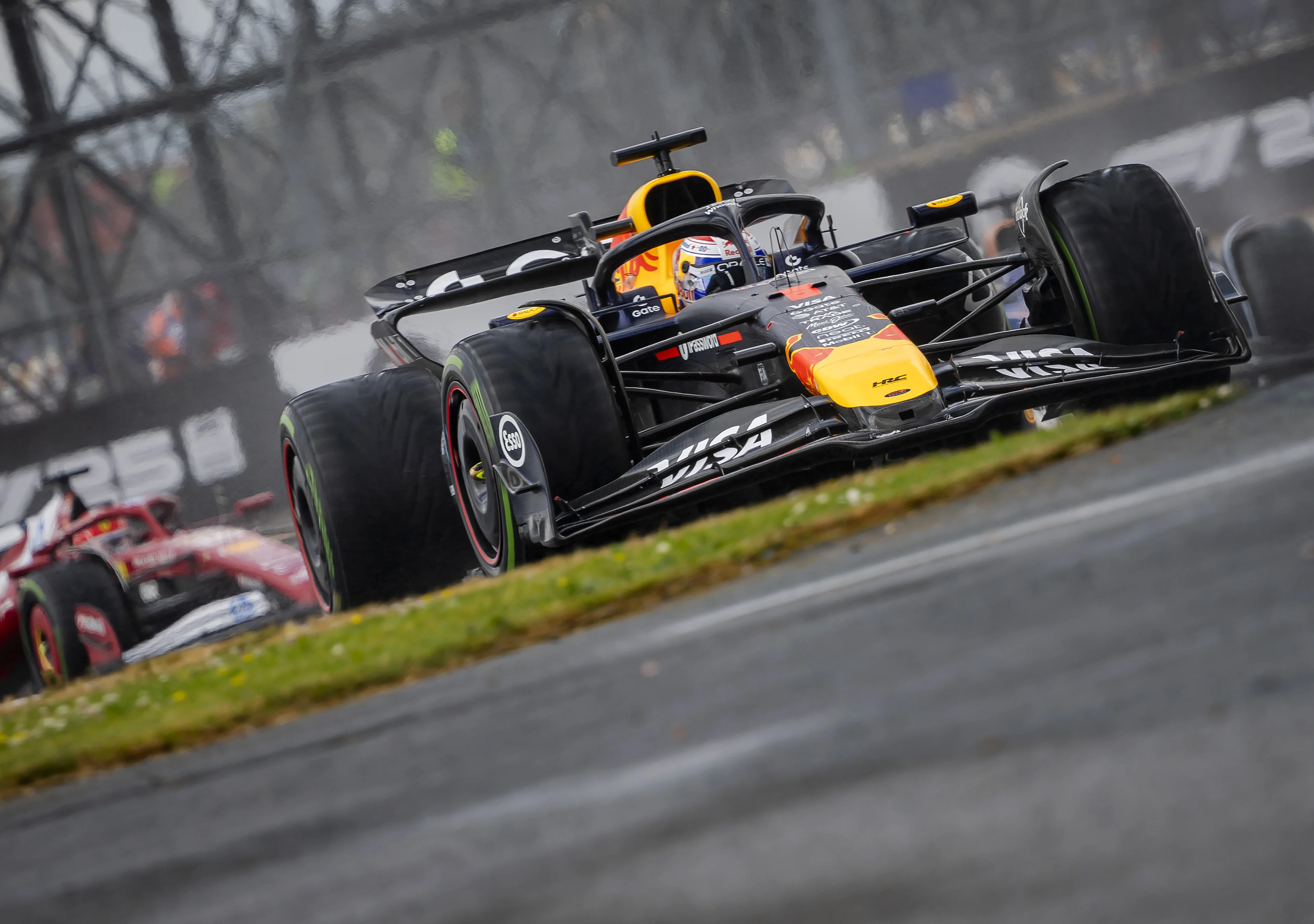Max Verstappen spint op natte Silverstone en mist wéér het podium, Norris wint race