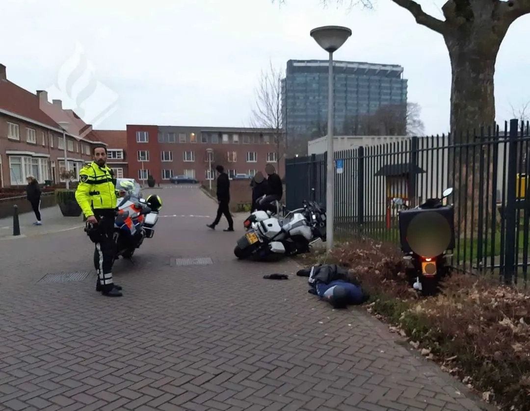 Agent van motor getrapt  door 15-jarige in Eindhoven: 'Ik ben er goed vanaf gekomen