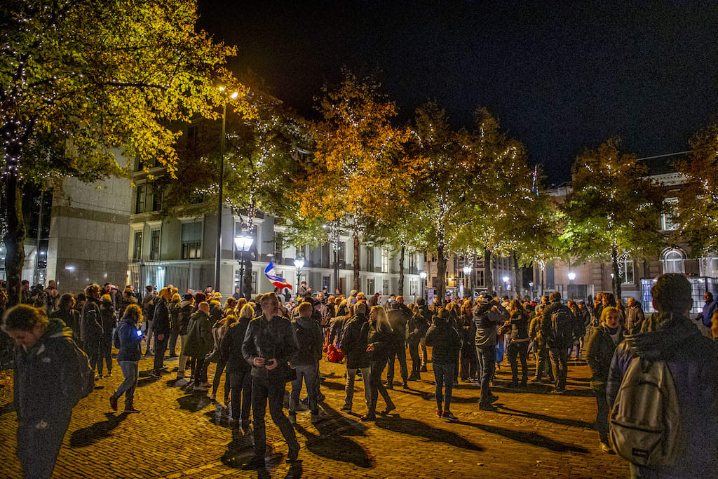 Voorzitter Arib wil dat burgemeester ingrijpt tegen belagers Kamerleden