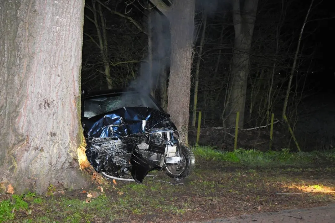 Zeeuw (22) crasht na politieachtervolging, auto vliegt in brand